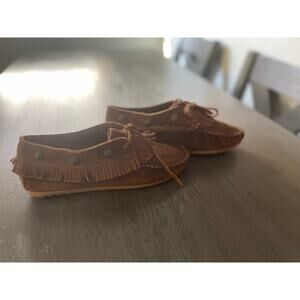 Minnetonka Fringe Moccasins Size 8